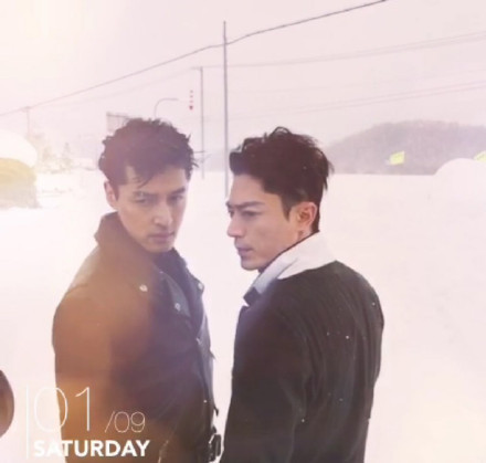 胡歌和霍建華為雜志拍攝了一組封面照，二人穿著同款風衣，在白雪中端著咖啡，恩愛“虐狗”