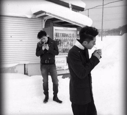 胡歌和霍建華為雜志拍攝了一組封面照，二人穿著同款風衣，在白雪中端著咖啡，恩愛“虐狗”