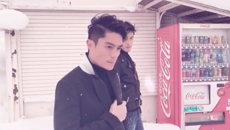 胡歌和霍建華為雜志拍攝了一組封面照，二人穿著同款風衣，在白雪中端著咖啡，恩愛“虐狗”