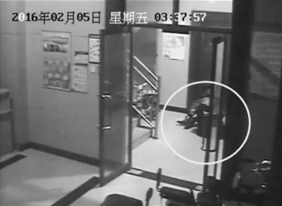 小區(qū)監(jiān)控視頻截圖，兩人一坐一跪竟聊了十多分鐘。