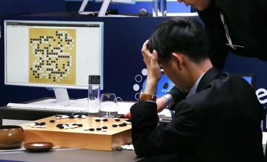 復(fù)盤階段李世石也在不停撓頭。