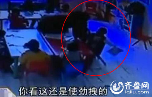 孩子上課時(shí)被老師拖拽。（紅圈中拿書(shū)者系孩子）