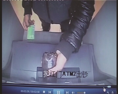 男子將可樂倒進取款機。