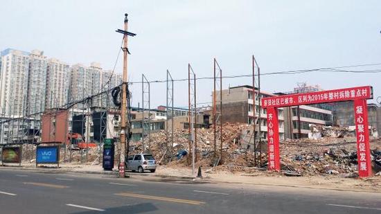 015年5月31日，在社區(qū)干部的帶頭拆遷下，親賢社區(qū)的“城中村改造”拉開帷幕。由于前期“清產(chǎn)核資”及補(bǔ)償標(biāo)準(zhǔn)等因素，拆遷改造工作推進(jìn)并不順利。圖為位于體育西路東側(cè)集體所有的商鋪率先被拆遷完畢，用于遮擋的圍擋正在施工中。（拍攝：2015年9月16日）