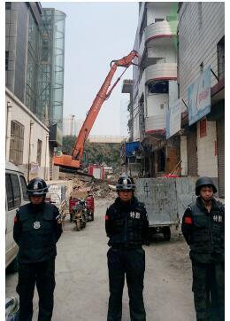 根據(jù)《太原市和小 店區(qū)平陽路街道親賢城中村改造拆遷安置補(bǔ)償方案》，結(jié)合親賢實(shí)際，親賢社區(qū)補(bǔ)償安置采取“商業(yè)用房安置+小戶型公寓住宅安置+貨幣補(bǔ)償”的方式，其中每分 （0.1 畝）置換商業(yè)用房50平方米+小戶型公寓住宅80平方米+貨幣補(bǔ)償20萬元人民幣。（拍攝：2015年9月17日）