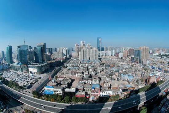 經(jīng)過4個多月的推進(jìn)，親賢社區(qū)的拆遷工作進(jìn)展緩慢，原定于2015年10月底完成的拆遷，在10月中旬時仍停留在對部分住戶進(jìn)行插花式拆除。(拍攝：2015年10月16日)