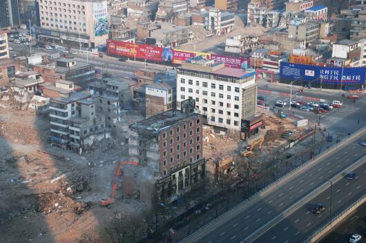 在“拆遷獎勵”等一系列政策的激勵下，親賢社區(qū)的改造步伐明顯加快。2015年12月初，親賢社區(qū)簽訂拆遷協(xié)議 374份，簽約率達(dá)90%，西北片區(qū)實(shí)現(xiàn)了拆遷大突破。(拍攝：2015年12月20日)