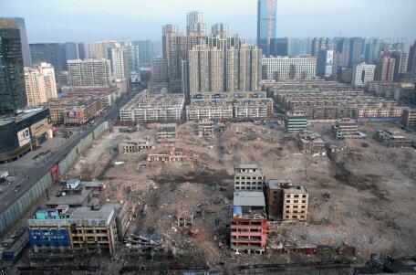 2016年元旦假期后的第一個工作日，記者從長風(fēng)大街某高樓俯瞰正在拆遷中的親賢西北片區(qū)。經(jīng)過半年多推進(jìn)，這一片區(qū)只留下十余處建筑等待拆除。(拍攝：2016年1月4日)