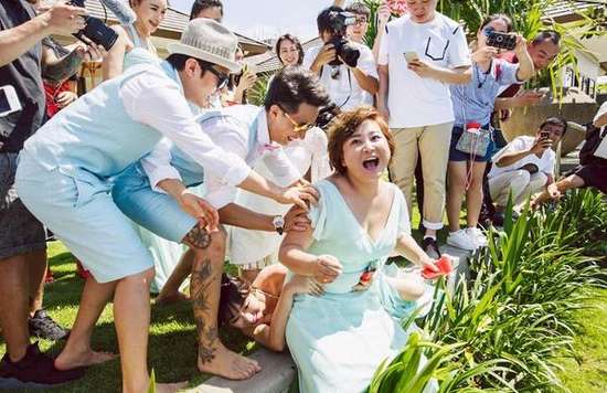 包貝爾婚禮時，賈玲和柳巖都出任伴娘