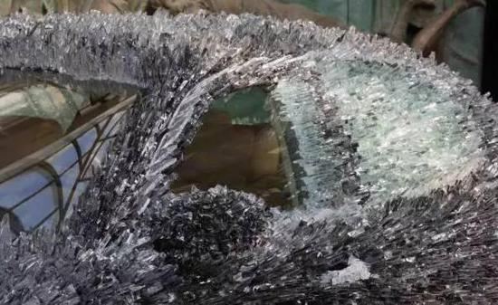 驚！車(chē)主用玻璃渣改裝瑪莎拉蒂