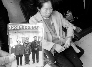 出事后，母親一直拿著兒子的照片在翻看。