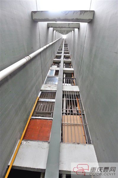 小孩就是從這幢樓的21樓墜下來的。