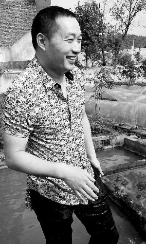 救出小孩上后，楊文利一身糞水。