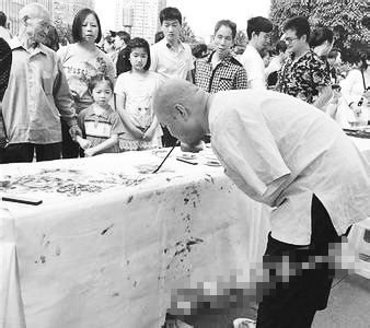 黃國(guó)富在作畫。資料照片