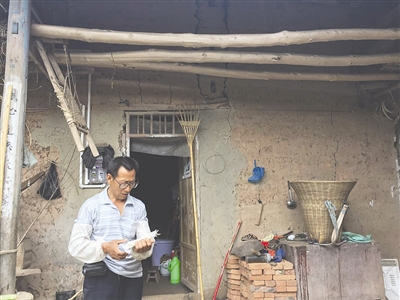 徐某父親說起兒子偷渡的事情，有些難以開口。