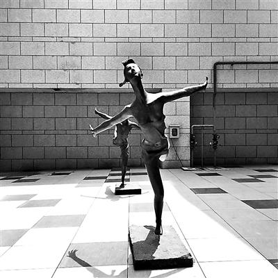 常營(yíng)長(zhǎng)楹龍湖天街樓下，“年輕女孩”胸部暴露