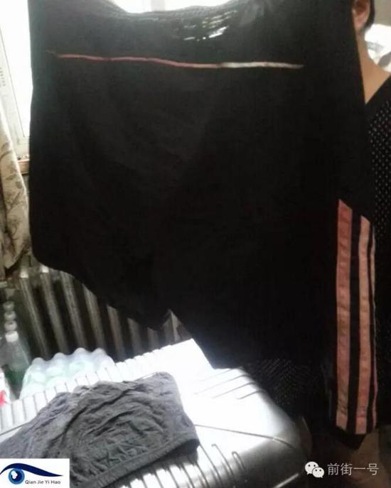 李律師所穿褲子也沾染血跡。