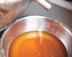 夫妻銷(xiāo)售廢棄烤鴨油給商販油炸鳳尾魚(yú) 買(mǎi)賣(mài)雙方均獲刑