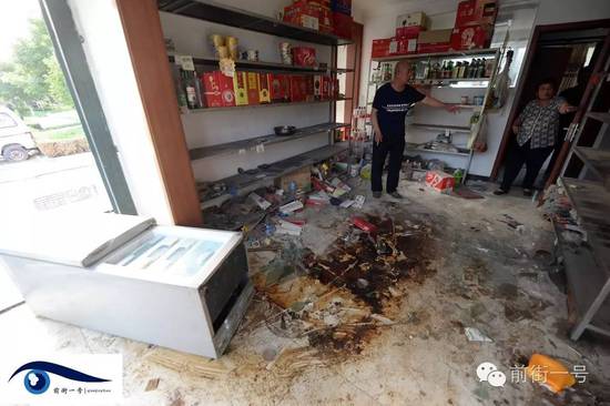 家里小賣部現(xiàn)在已經(jīng)一片混亂。