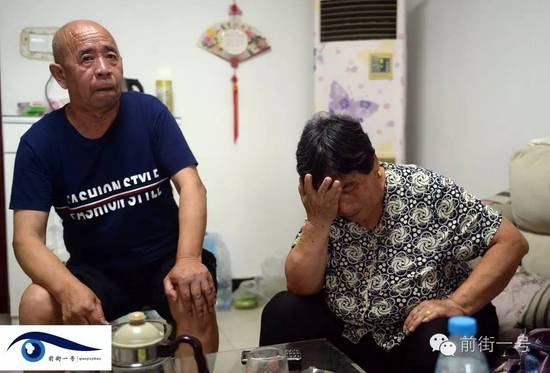 李亞榮的公婆談及李亞榮時淚流不止。