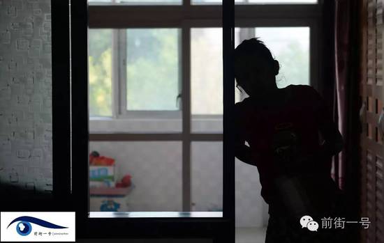 小金扶腰站在家中。