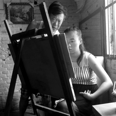 　女兒畫畫，父親在一旁指導(dǎo)