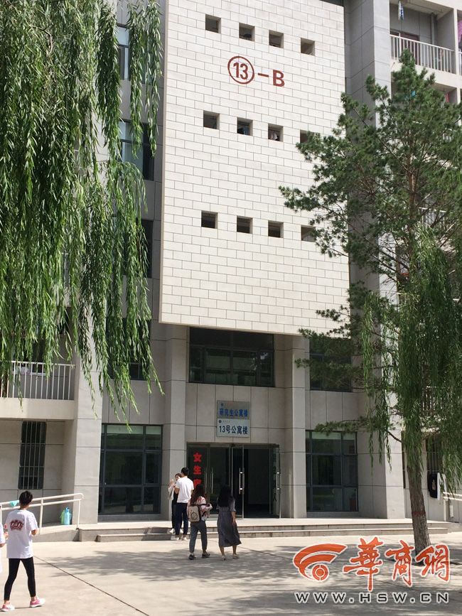 8月30日，榆林學院有學生發(fā)微博對女生宿舍樓住進男生提出質疑。9月3日，學校宣傳部門回應，女生宿舍樓里確實住著3名男研究生，但該樓的格局是套間，跟單元房一樣是獨立的，大學應有包容的精神。