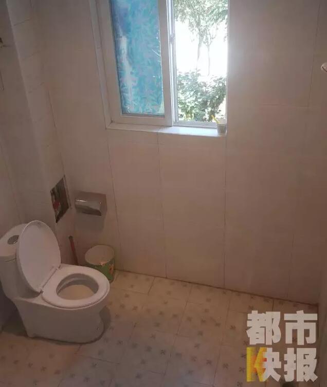 西安市戶縣草堂鎮(zhèn)的李家?guī)r村，有多戶人家經(jīng)營(yíng)著農(nóng)家樂(lè)，但昨晚發(fā)生的這件事情打破了這里的寧?kù)o。村民：“縣上的、鎮(zhèn)上的警察，還有村干部好多人在那兒，說(shuō)是女的在衛(wèi)生間生產(chǎn)，把娃從窗子扔下來(lái)?！鞭r(nóng)家樂(lè)員工：“(聽(tīng)說(shuō))直接從二樓扔下來(lái)了，呀，太殘忍了?！弊蛲淼氖?，很多人今早才聽(tīng)說(shuō)，震驚之余更感到惋惜。記者今天在高冠西五巷口找到了大家所說(shuō)的農(nóng)家樂(lè)，一夜過(guò)去了，作為和那名女顧客有過(guò)交集的老板娘，心情仍然很沉重。