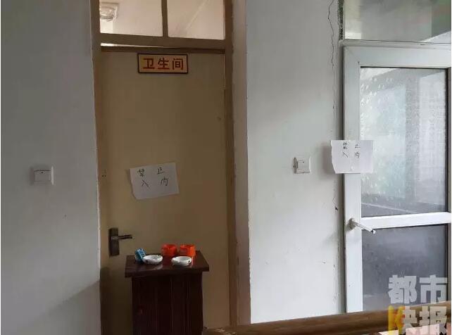 當(dāng)馮女士走出大門(mén)，繞到院子的側(cè)面時(shí)，衛(wèi)生間窗戶下方草叢中的一幕，讓她驚出了一身冷汗。農(nóng)家樂(lè)老板娘馮女士：“就是孩子，旁邊帶著胎盤(pán)?！弊蛲硎稽c(diǎn)半事發(fā)后，馮女士報(bào)了警，很不幸，男嬰已經(jīng)死亡。涉及的兩個(gè)房間，暫時(shí)被封鎖，里面已經(jīng)清理干凈。隨后記者也從轄區(qū)草堂派出所了解到，這兩男一女三人是朋友關(guān)系，女子的年齡大概是二十二三歲。該女子事發(fā)后被送往醫(yī)院，同行的兩名男子當(dāng)時(shí)被警方帶去派出所接受了筆錄調(diào)查后，已經(jīng)離開(kāi)了派出所。