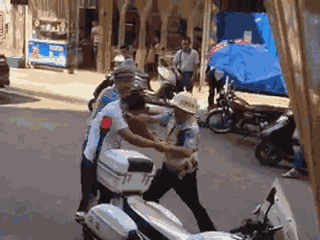 嫌疑男子涉嫌無證駕駛摩托車，且車輛違規(guī)加裝遮陽傘并在行駛時不戴安全頭盔，辱罵毆打執(zhí)法交警。 本文圖片均來自 廣西梧州在線警務