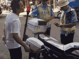 廣西梧州一男子騎車違法加裝遮陽傘，辱罵腳踹執(zhí)法交警被拘