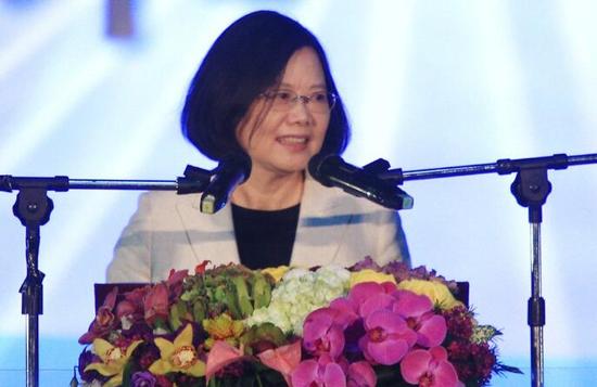 蔡英文向教師溫情喊話教師嗆：太晚了?。▓D片來源：臺(tái)灣《聯(lián)合報(bào)》）