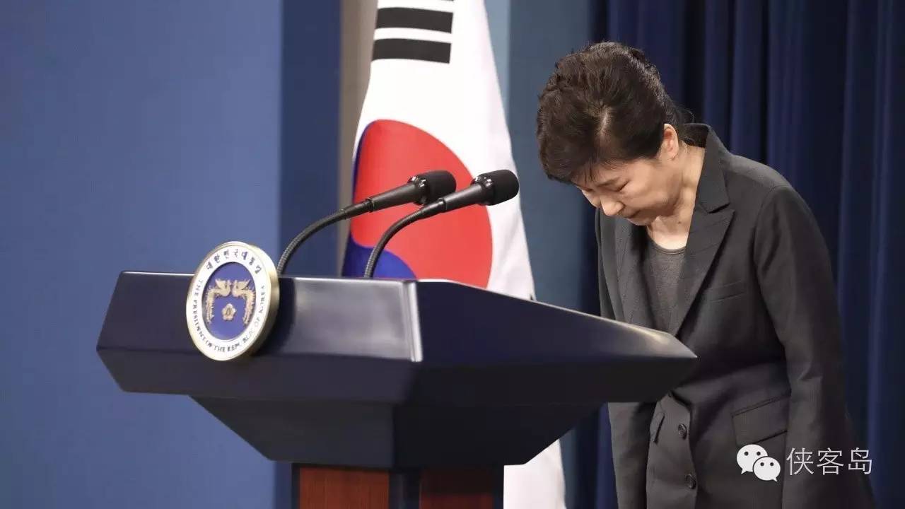 “任憑風(fēng)吹浪打，我自巋然不動(dòng)”，樸槿惠對(duì)于這句詩(shī)應(yīng)該是心有戚戚焉。