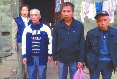 已被判死緩、在獄中服刑的4個(gè)村民的家人一直在為兒子喊冤。圖片來自網(wǎng)絡(luò)