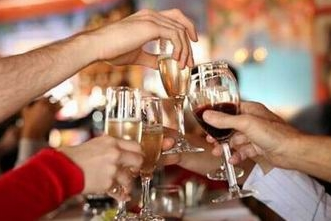 男子拼酒憋爆食管 你還敢這樣喝酒嗎？(組圖)