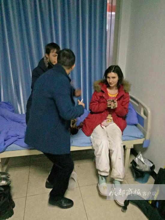 王利鑫說(shuō)，醫(yī)院工作人員考慮到他們遠(yuǎn)道而來(lái)，于是給他們倒上熱水，并試圖打手勢(shì)交流。但費(fèi)了好大勁，也沒(méi)辦法搞明白對(duì)方的情況，只好向社區(qū)民警求助。翠屏區(qū)西城派出所兩位民警迅速趕到，但雙方仍然語(yǔ)言不通，無(wú)法交流。民警見(jiàn)兩名年輕人并無(wú)惡意，只好離開(kāi)了。折騰到晚上10點(diǎn)左右，還是沒(méi)辦法溝通。而醫(yī)院作為醫(yī)療機(jī)構(gòu)，又不能留宿不明來(lái)歷的外國(guó)人。王利鑫只好帶著懂英語(yǔ)的女婿趕到，交流得知對(duì)方是一對(duì)來(lái)自俄羅斯的小夫妻?！八麄冋f(shuō)到中國(guó)‘窮游’，打算從成都到昆明，結(jié)果坐順風(fēng)車(chē)來(lái)到了宜賓，卻沒(méi)錢(qián)住賓館?！蓖趵胃嬖V成都商報(bào)客戶(hù)端記者，兩個(gè)年輕人不懂漢語(yǔ)，正好看到中山醫(yī)院標(biāo)識(shí)，就闖進(jìn)來(lái)打算求宿一晚。