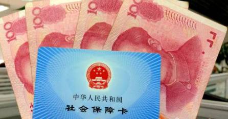 從今年1月1日開始，原有的失業(yè)保險(xiǎn)費(fèi)率是1.5%的有22個(gè)省份，包括新疆生產(chǎn)建設(shè)兵團(tuán)，可以在確保失業(yè)保險(xiǎn)金按時(shí)足額發(fā)放、穩(wěn)崗補(bǔ)貼順利實(shí)施的基礎(chǔ)上，可以降低0.5個(gè)百分點(diǎn)。個(gè)人的費(fèi)率不超過單位的費(fèi)率。