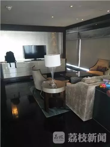 何女士稱當(dāng)時自己正在換衣服，順眼看了一下窗外，就看到了幾個人影，其中一個人拿著手機(jī)，三個男的朝這邊望。何女士表示，剛開始還以為是出現(xiàn)了幻覺，后來發(fā)現(xiàn)，玻璃中的映射人影就是隔壁房間的住客。