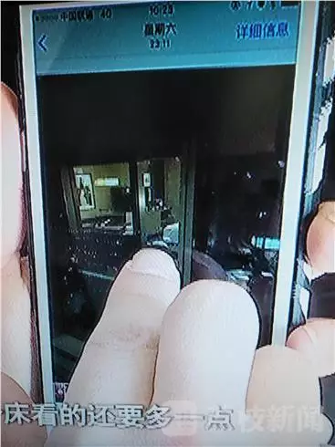 酒店前廳負(fù)責(zé)人李經(jīng)理：我們?nèi)ピ儐栠^，警察也詢問過，警察有錄音，他說他沒有錄像，第一個人說肯定沒有錄像，第二個人沒有口頭保證。對于何女士反映的晚間玻璃外墻變成“鏡子”反光的情況子。負(fù)責(zé)人表示，在客人入住酒店的時候，酒店工作人員一般會對客人進(jìn)行提醒，要求客人將房間的窗紗全部關(guān)閉，不過這一說法卻遭到了何女士的否認(rèn)。酒店前廳負(fù)責(zé)人李經(jīng)理稱，這個雙層玻璃的設(shè)計(jì)是環(huán)保設(shè)計(jì)，冬暖夏涼，如果是單層冬天會非常冷。