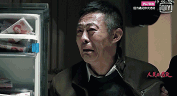 查案人員搜出的2.3億現(xiàn)金，從銀行運(yùn)來(lái)十二臺(tái)點(diǎn)鈔機(jī)，竟然燒壞了六臺(tái)。