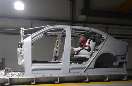 中國兒童汽車安全座椅市場一度沒有國家標準。圖為汽車用兒童安全座椅進行撞擊實驗