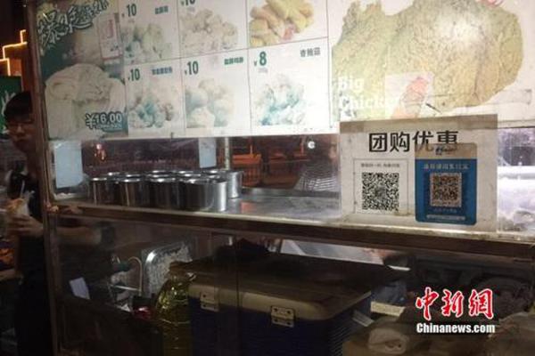 不少小商販都用上掃碼支付。中新網(wǎng) 吳濤 攝