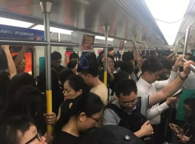 尷尬了！深圳地鐵首開(kāi)女性車廂 結(jié)果塞滿男乘客