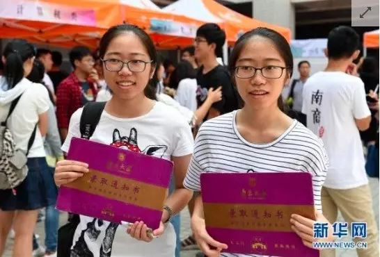 雙胞胎新生董悅爾、董聽