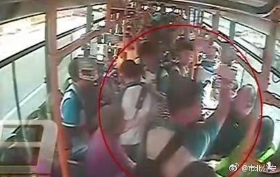 視頻截圖：青島男子嫌讓座慢腳踹掌摑學(xué)生。圖片來源：青島市公安局市北分局官方微博