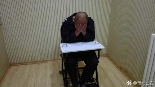  打人男子。圖片來源：青島市公安局市北分局官方微博