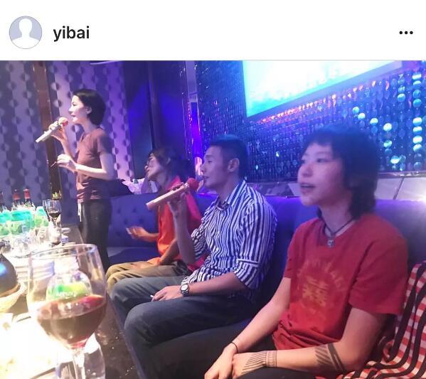 王菲母女跟李榮浩一起唱K，竇靖童的表情亮了