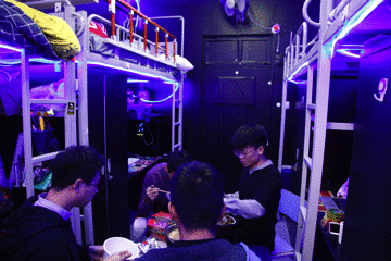 用人臉識(shí)別的技術(shù)，防火防盜防宿管。宿管一來(lái)，就可以自動(dòng)發(fā)起警報(bào)