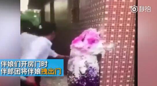 據(jù)澎湃新聞消息，近日廣東江門(mén)開(kāi)平某村又現(xiàn)惡俗婚鬧。男方兄弟團(tuán)去接新娘的時(shí)候，先用彩帶對(duì)著姐妹團(tuán)狂噴，后來(lái)甚至有人用滅火器直接噴伴娘面部，害的伴娘差點(diǎn)被送進(jìn)醫(yī)院。