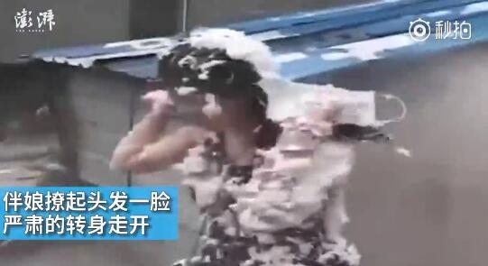 視頻中可以看到，雖然伴娘事先有穿雨衣防備，但在被伴郎團(tuán)圍攻時(shí)，雨衣被拔下，更過(guò)分的是，有人還用滅火器直接對(duì)著她的臉噴。后來(lái)伴娘好像是生氣了，撩起頭發(fā)一臉嚴(yán)肅的轉(zhuǎn)身走開(kāi)。